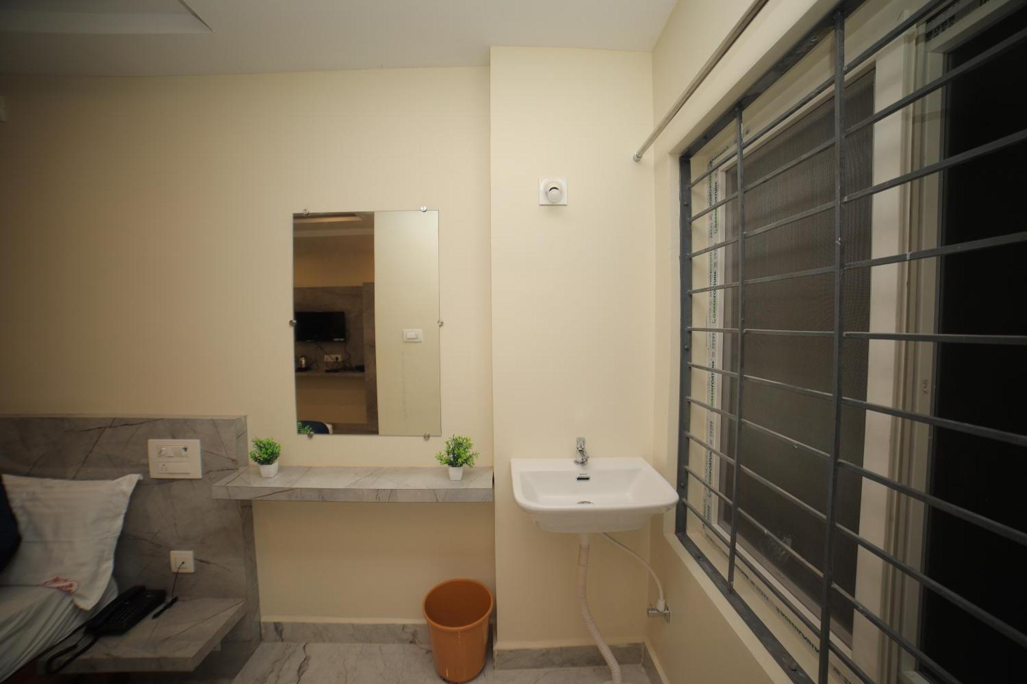 Отель Sri Ganesh Residency Тирупати Экстерьер фото