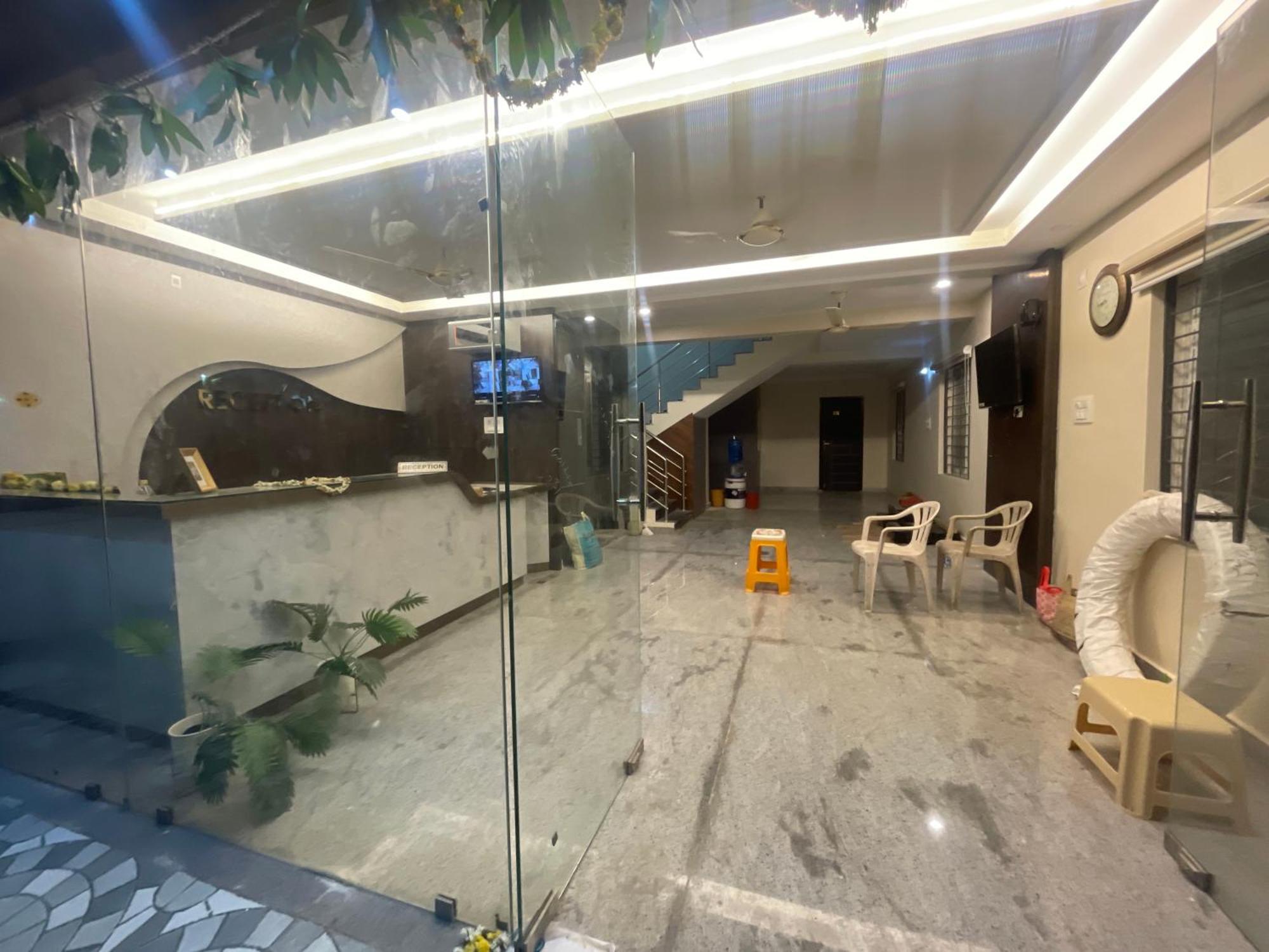 Отель Sri Ganesh Residency Тирупати Экстерьер фото