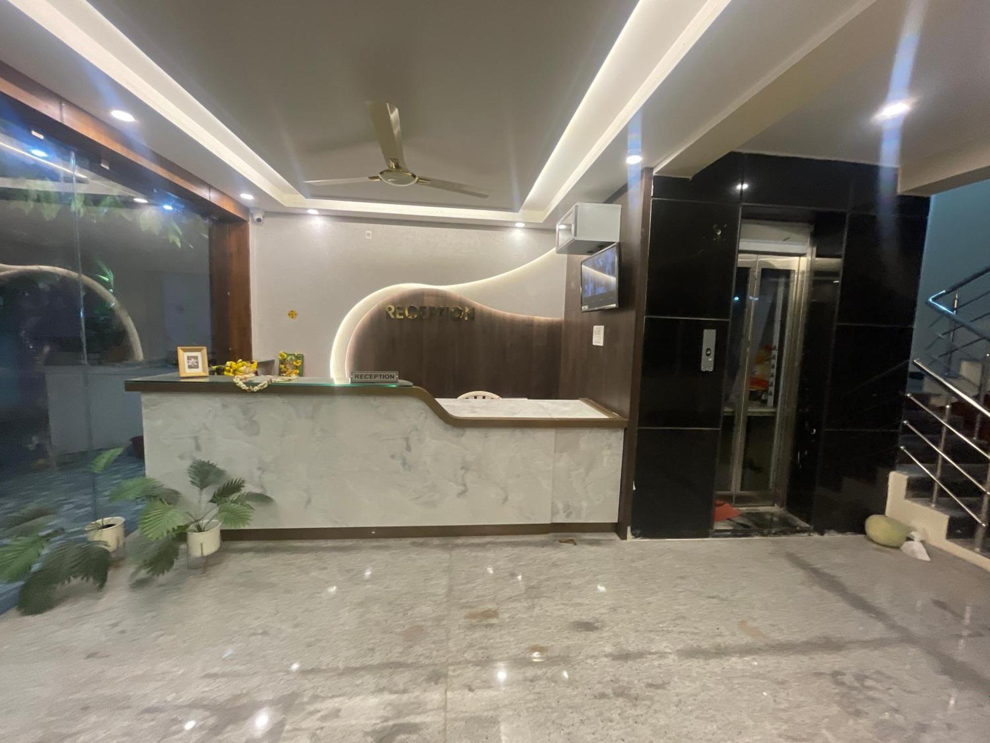 Отель Sri Ganesh Residency Тирупати Экстерьер фото